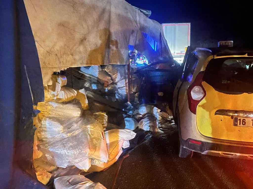 Devrilen tırdan dökülen malzemelere çarpan taksideki 1 kişi öldü, 2 kişi yaralandı