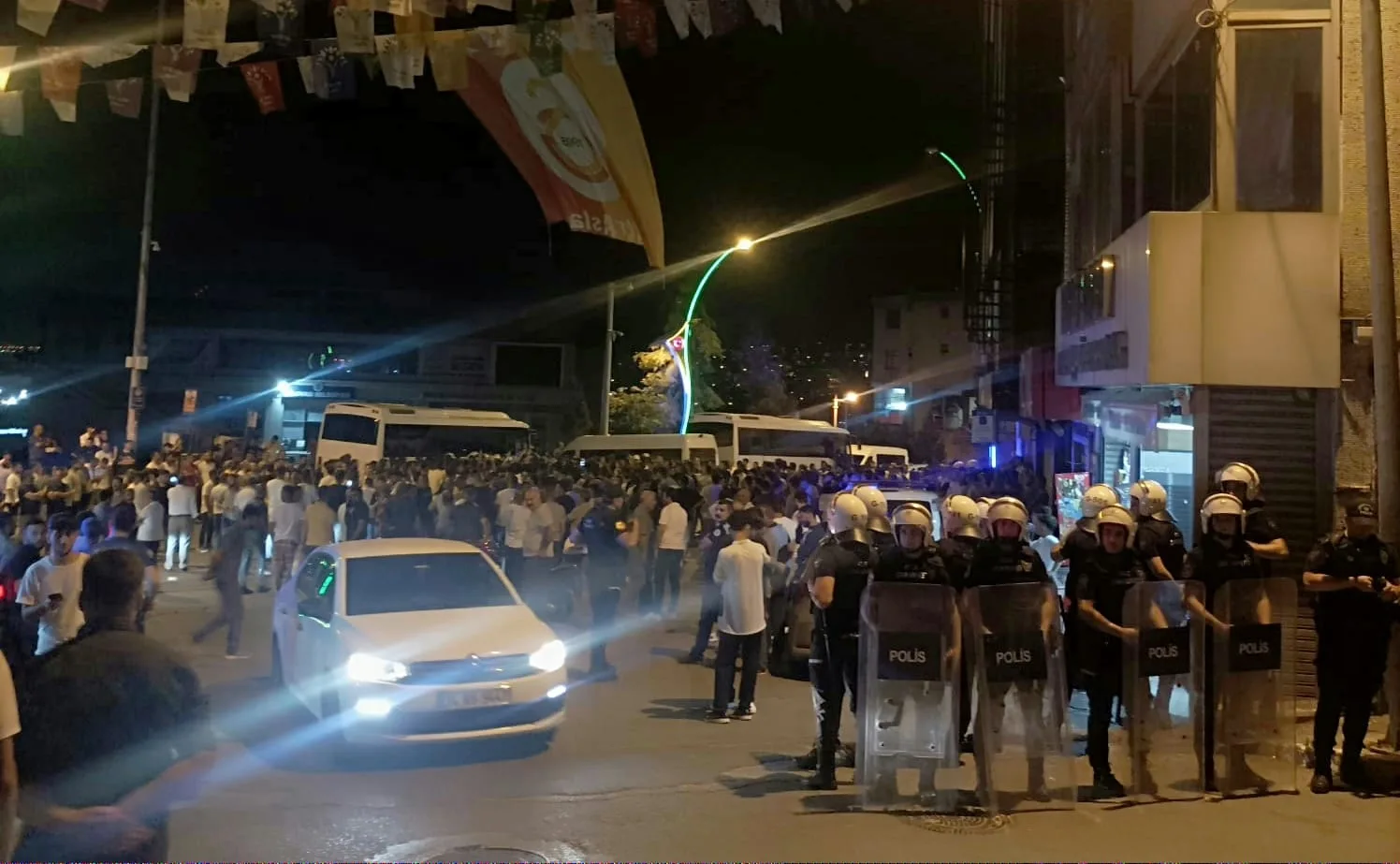 İlçe halkı sokaklara döküldü