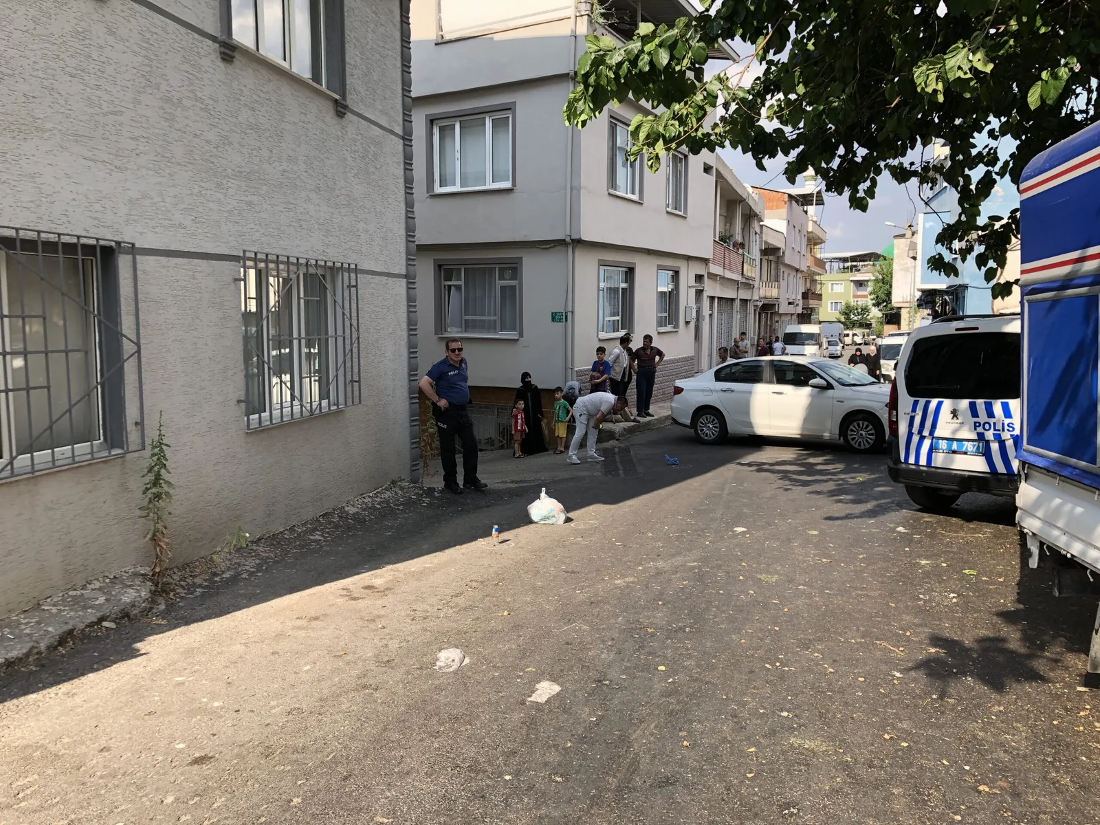 Arkadaşını silahla vurdu