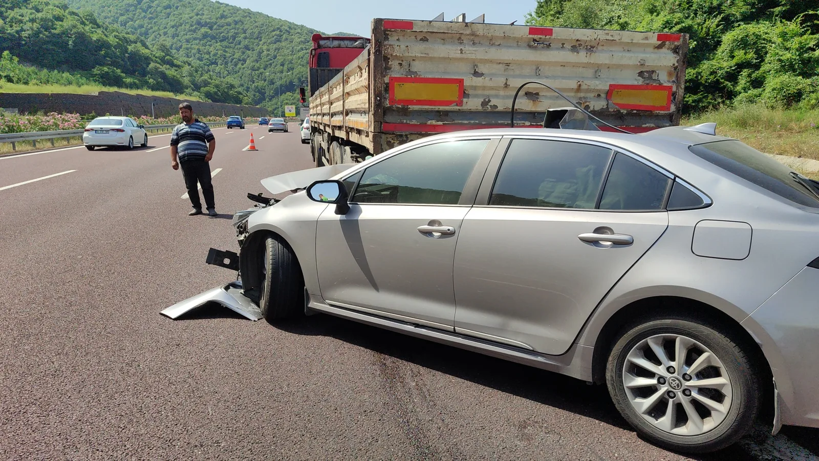 Orhangazi'de tıra çarpan otomobilin sürücüsü yaralandı