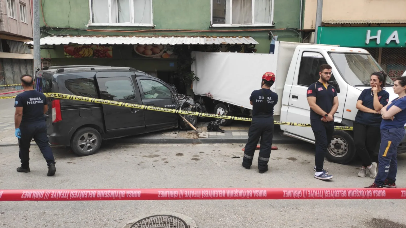 Kazada savrulan kamyonetin çarptığı yaya hayatını kaybetti