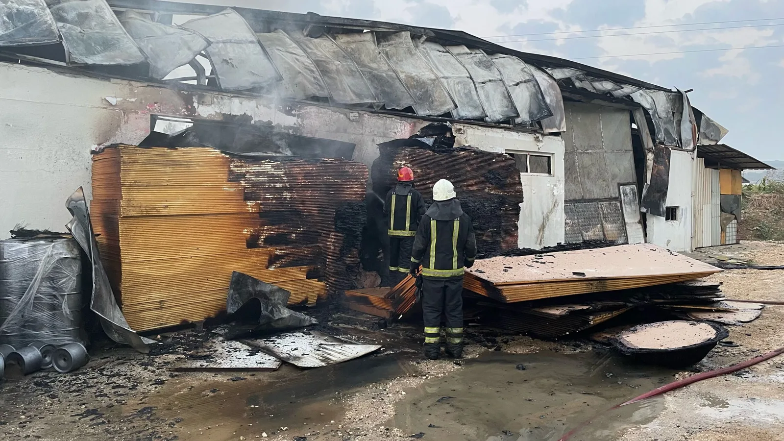 Yapı malzemeleri üreten fabrikada çıkan yangın söndürüldü