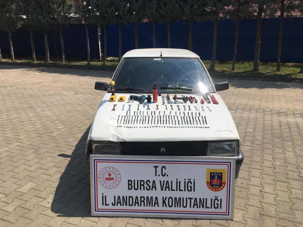 Trafik işaret levhalarını çalan 3 zanlı tutuklandı