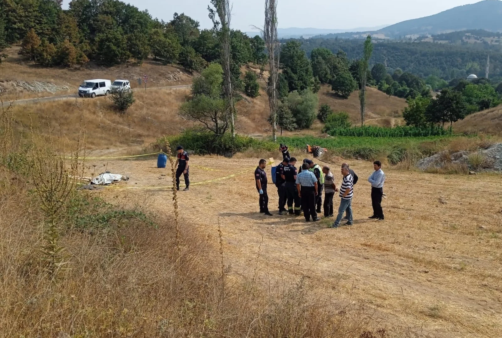 Tarlaya giderken traktörle kaza yapan sürücü öldü, eşi yaralandı