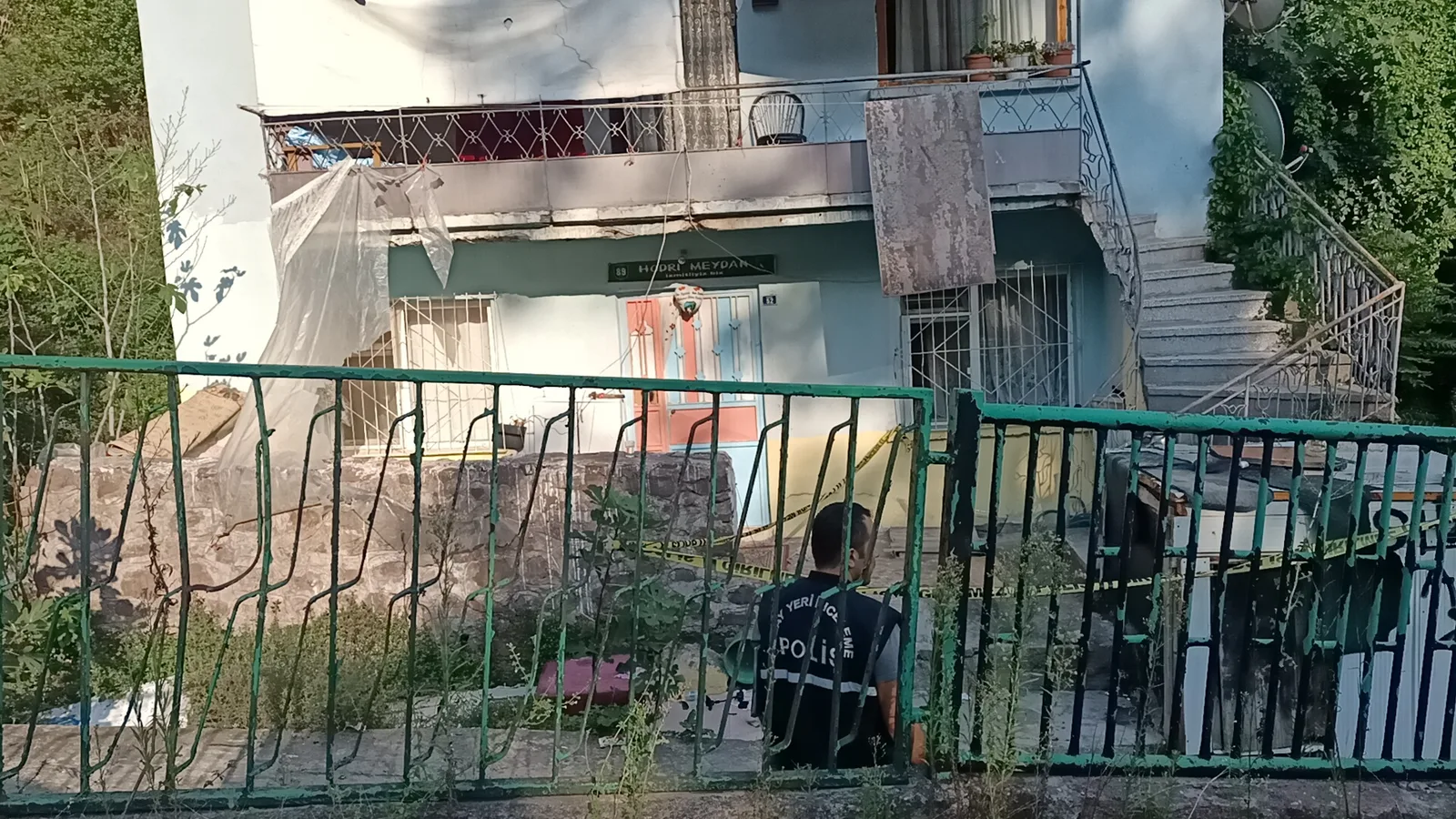 Evinin bahçesinde silahlı saldırıya uğradı