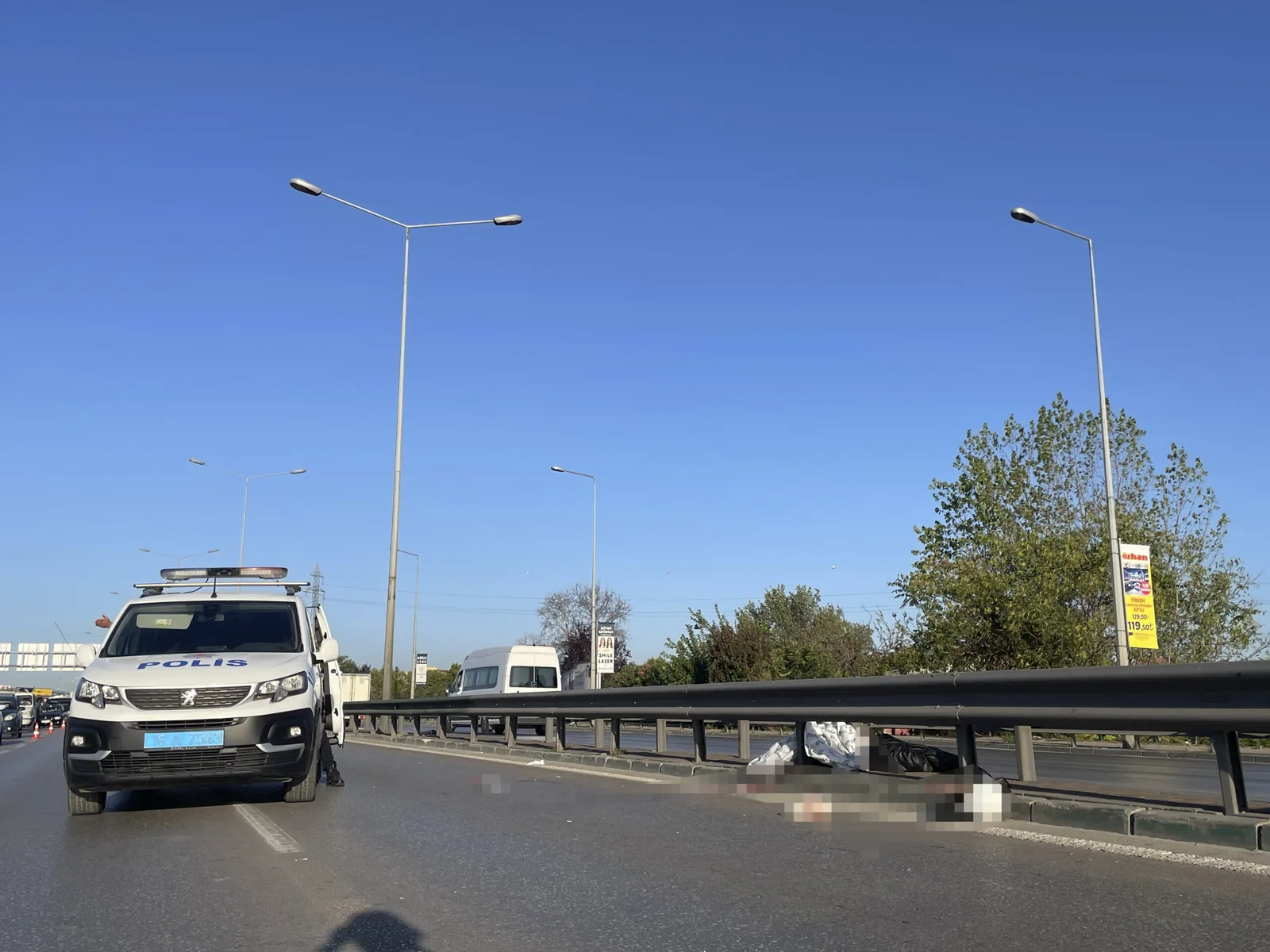 Refüje çarpan motosikletin sürücüsü öldü