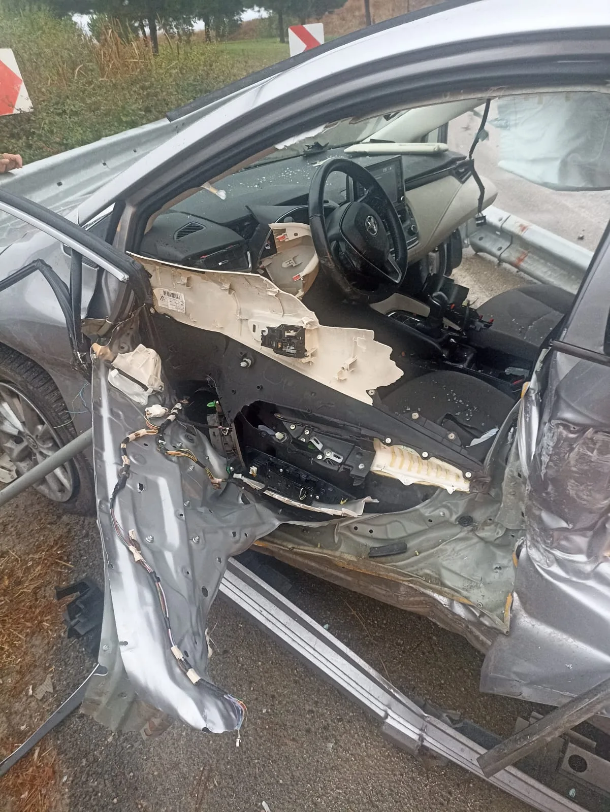 Bariyerlere çarpan otomobilin sürücüsü hayatını kaybetti
