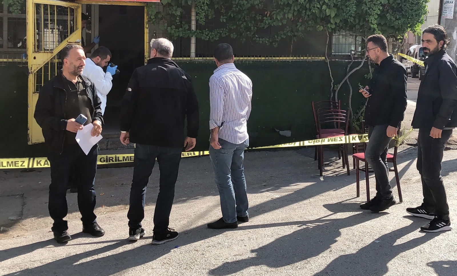 Kahvehanede otururken tabancayla vurulan kişi hayatını kaybetti