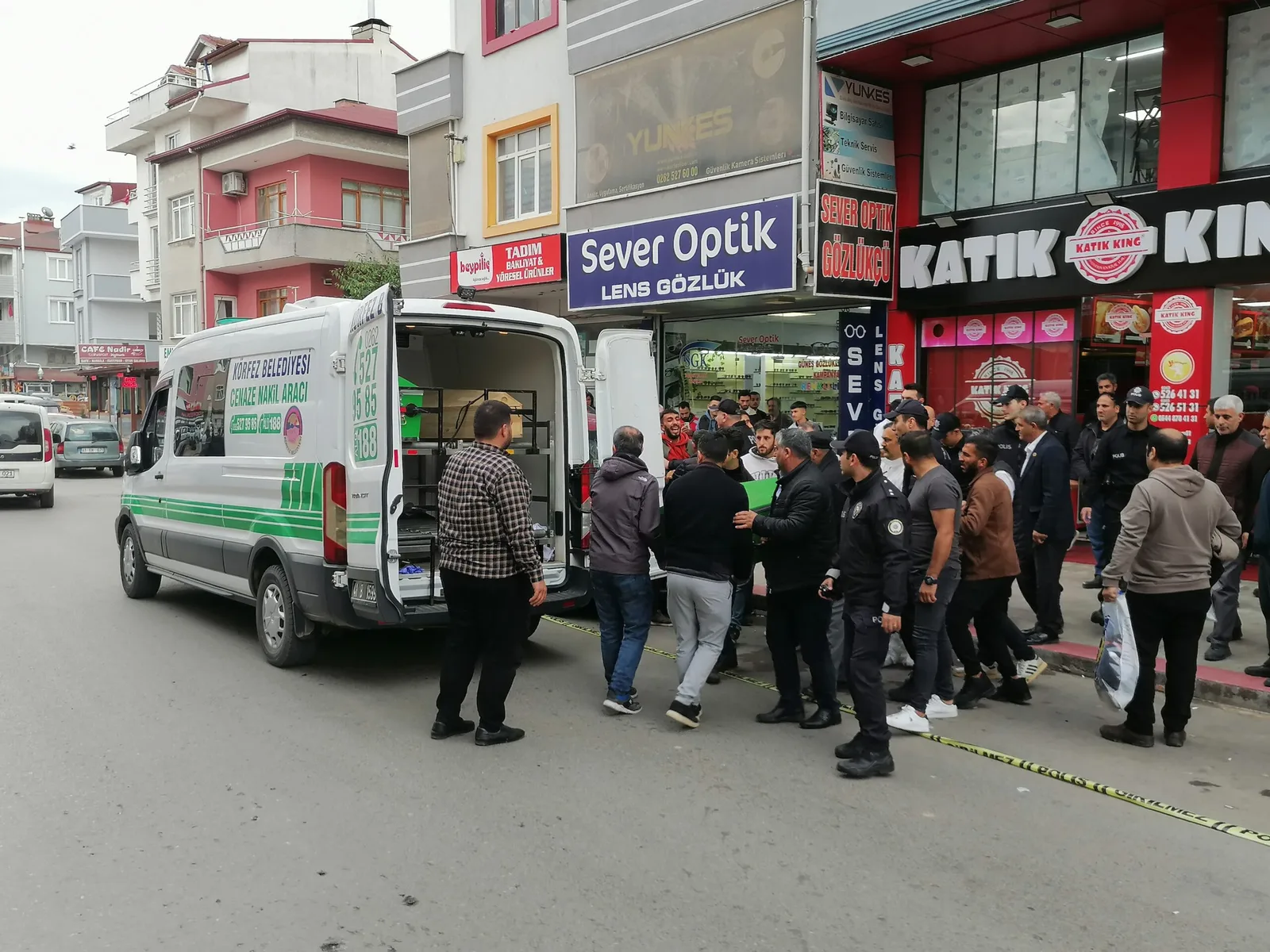 Eski eşini silahla öldürdü