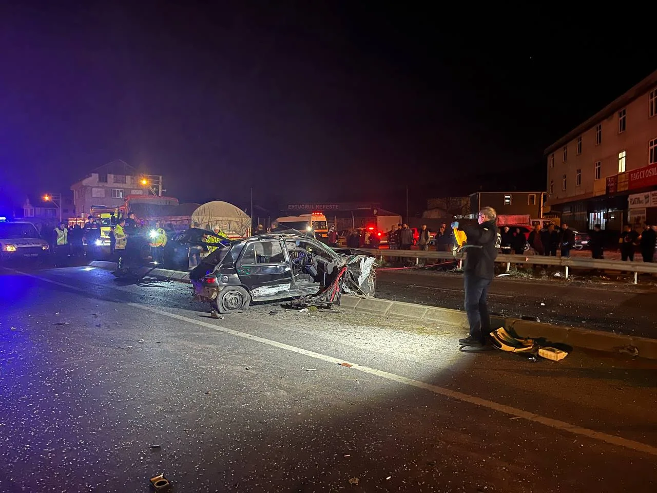 Kamyon ile otomobilin çarpışması sonucu 2 kişi öldü