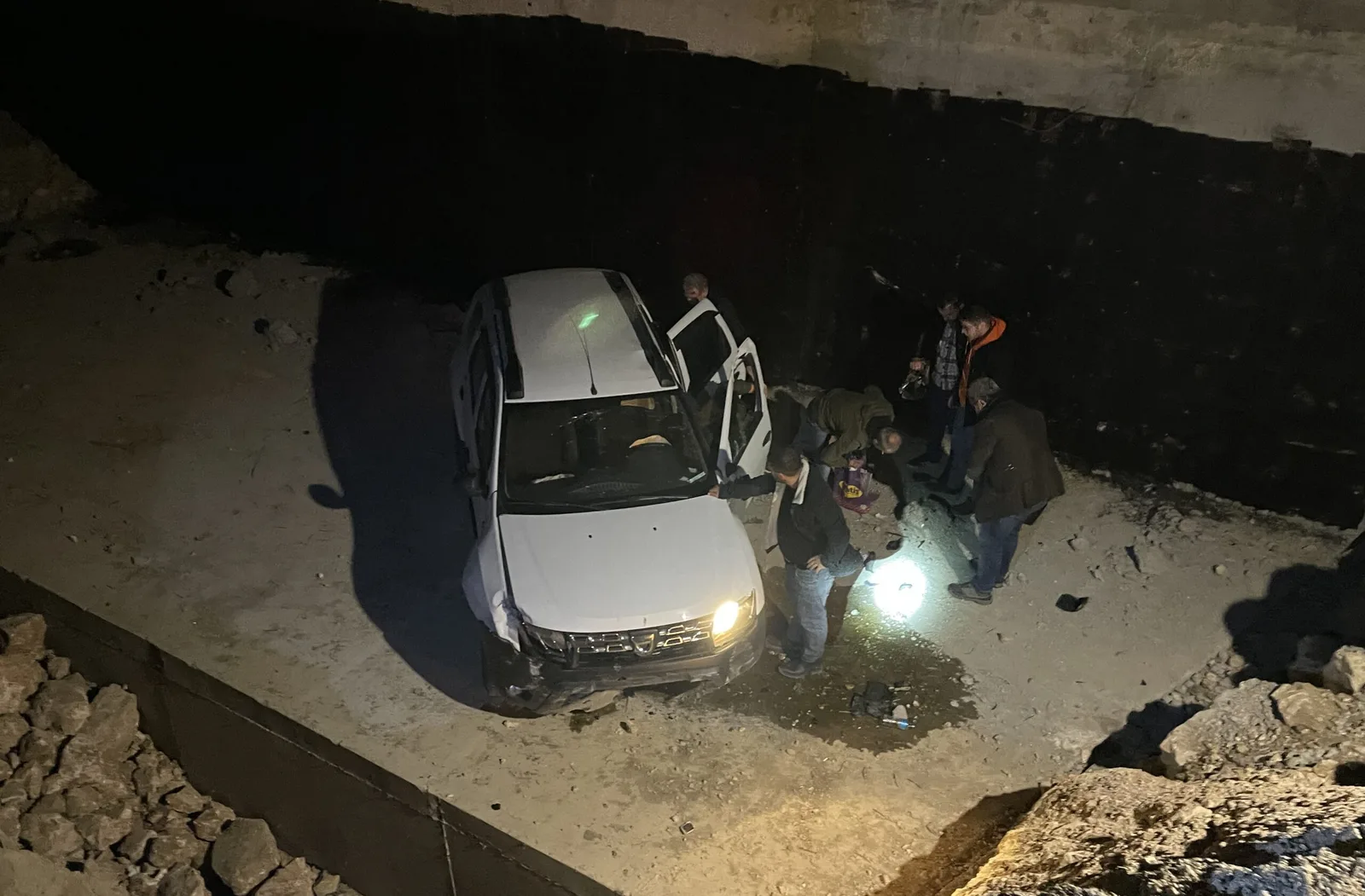 İmşaat alanına düşen otomobilin sürücüsü yaralandı