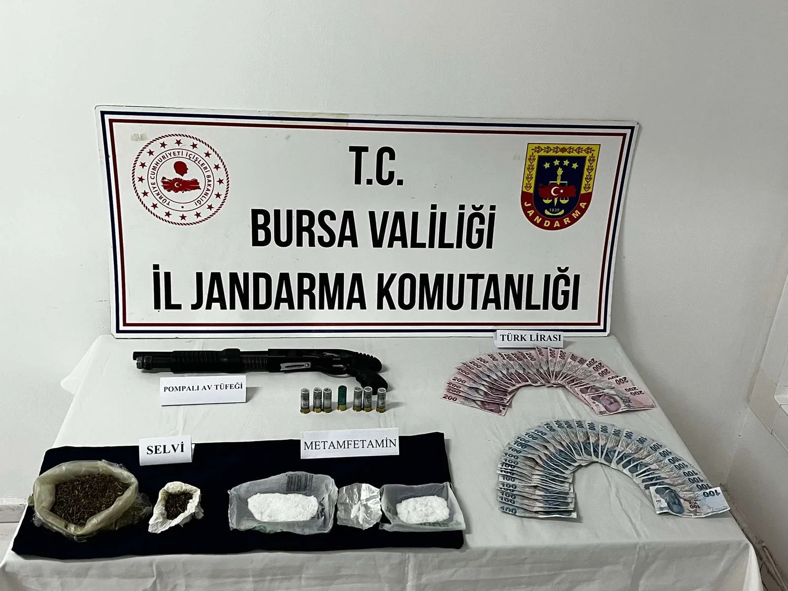 Bursa'da kesinleşmiş hapis cezası bulunan ve uyuşturucuyla yakalanan firari gözaltına alındı