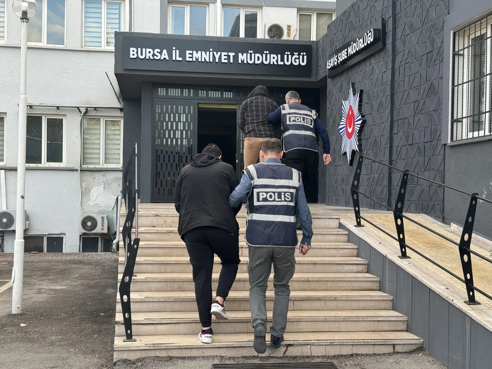 Aranan 2 firari hükümlü ve 163 şüpheli yakalandı