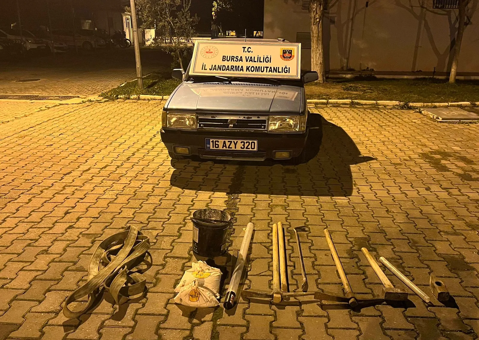 Kaçak kazı yaparken suçüstü yakalanan 3 şüpheli tutuklandı
