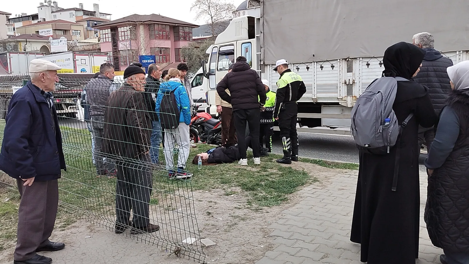 Motosikletin yayaya çarptığı kazada 2 kişi yaralandı