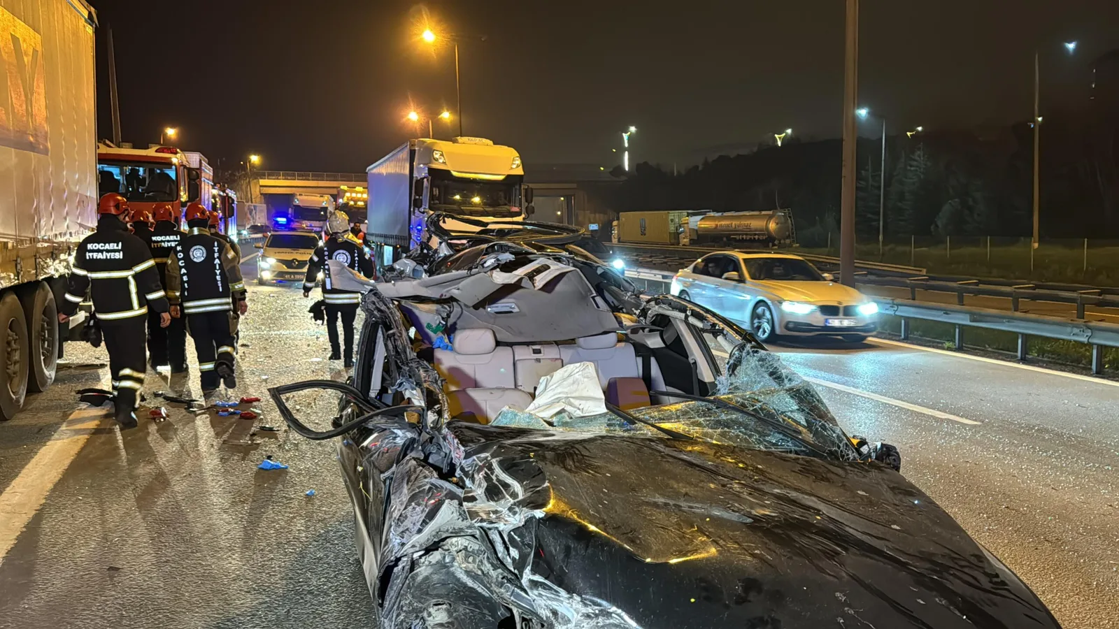 Anadolu Otoyolu’nda tıra çarpan otomobildeki 1 kişi öldü, 2 kişi yaralandı