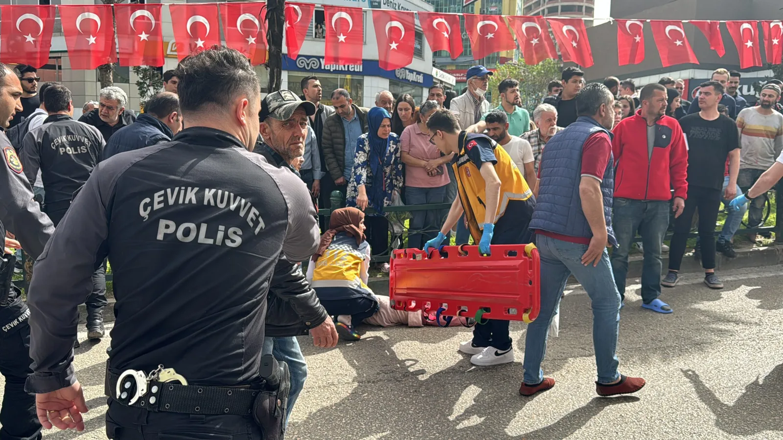 Otomobilin çarptığı anne ile iki çocuğu ağır yaralandı