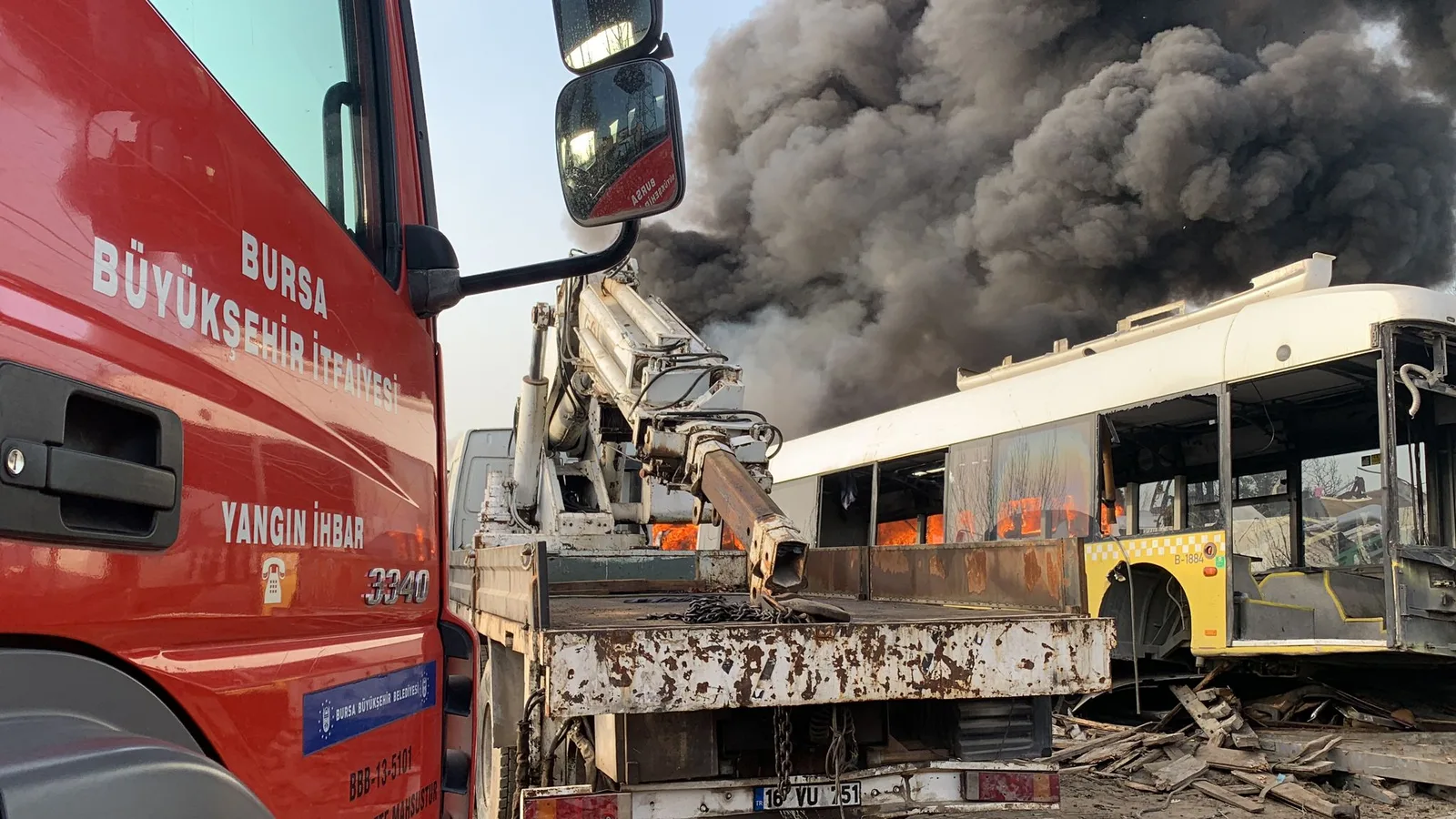 Geri dönüşüm tesisindeki 6 hurda otobüs yandı