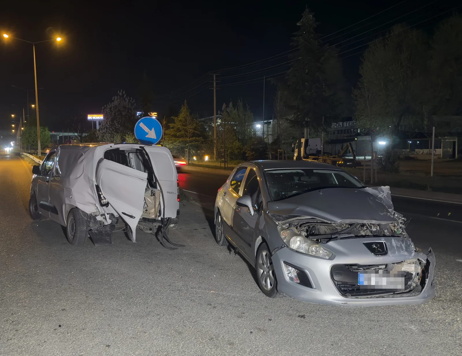 Otomobil ile hafif ticari aracın çarpıştığı kazada 9 kişi yaralandı