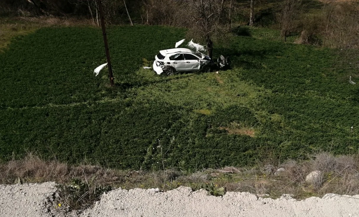 Tarlaya devrilen otomobildeki 2 kişi öldü, 3 kişi yaralandı