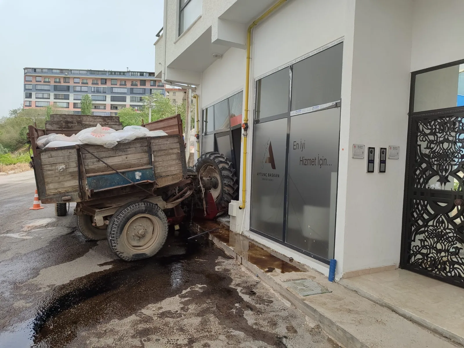 Dükkana çarpan traktördeki 2 kişi yaralandı