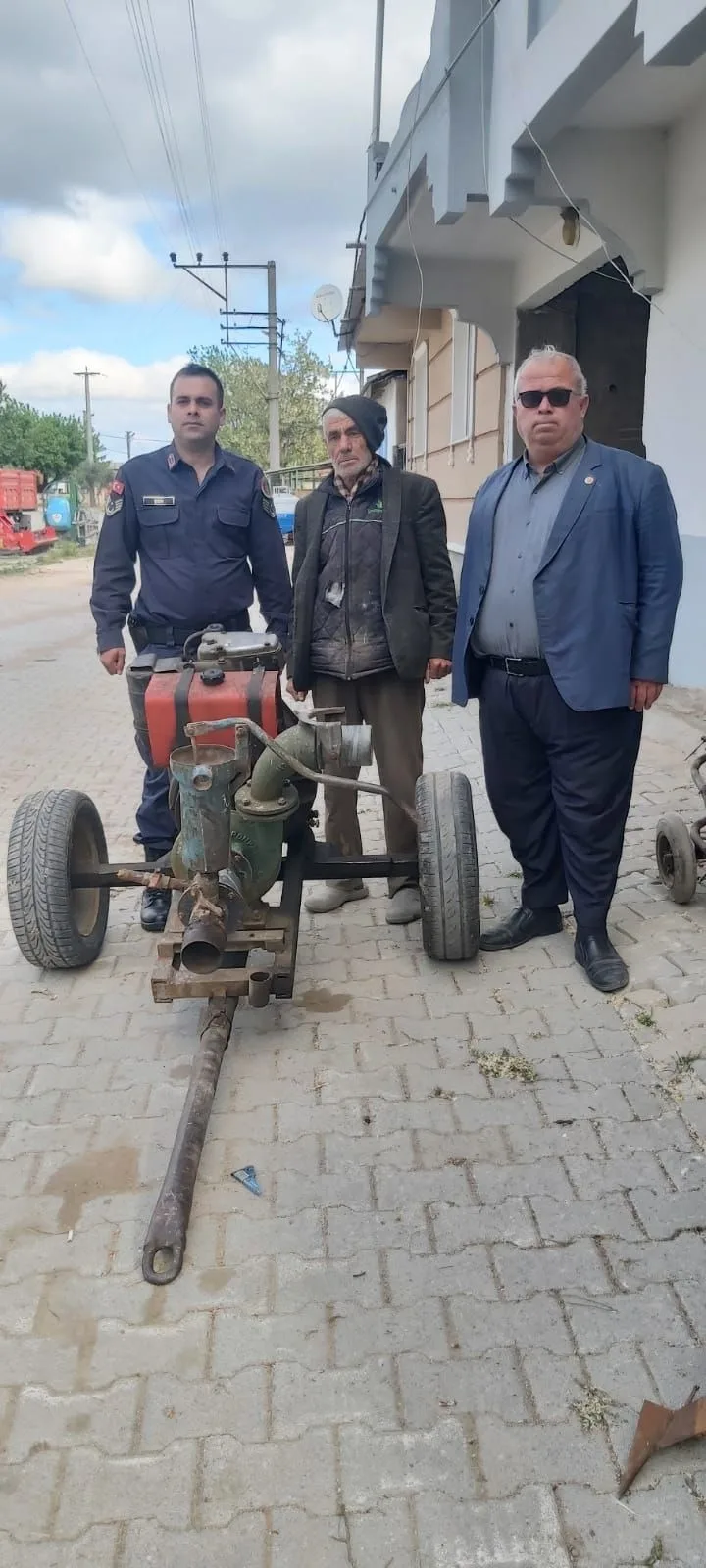 Bir tarladan su motoru çalındı