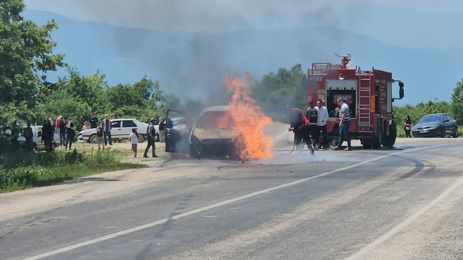 Seyir halindeki otomobil alev aldı