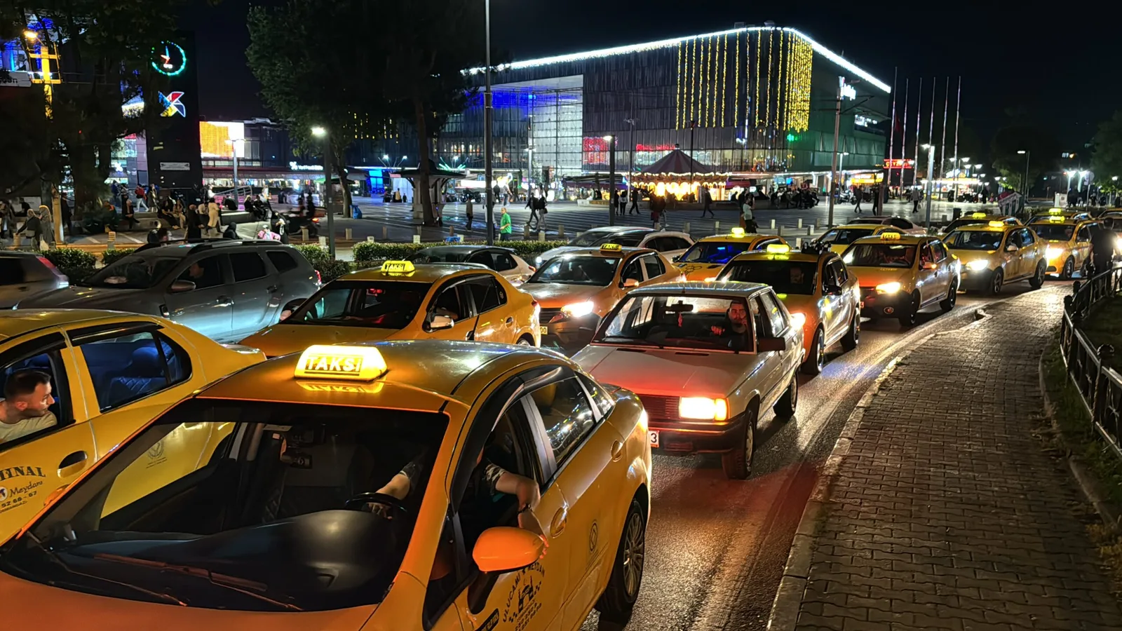 Bursa'da taksiciler, bıçaklanıp gasbedilen meslektaşları için konvoy yaptı