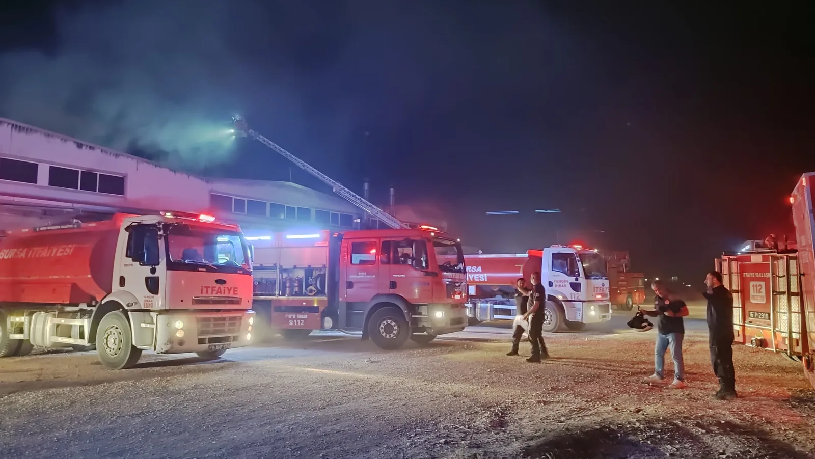 Yedek parça fabrikasında çıkan yangın söndürüldü