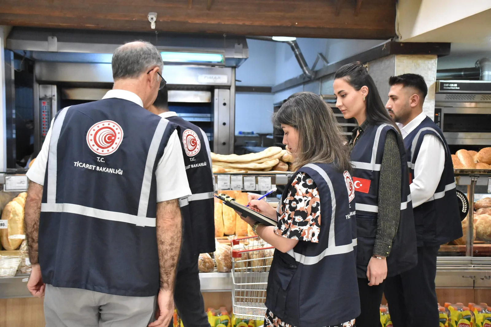 Ticaret Bakanlığı ekipleri bayram öncesi marketleri denetledi