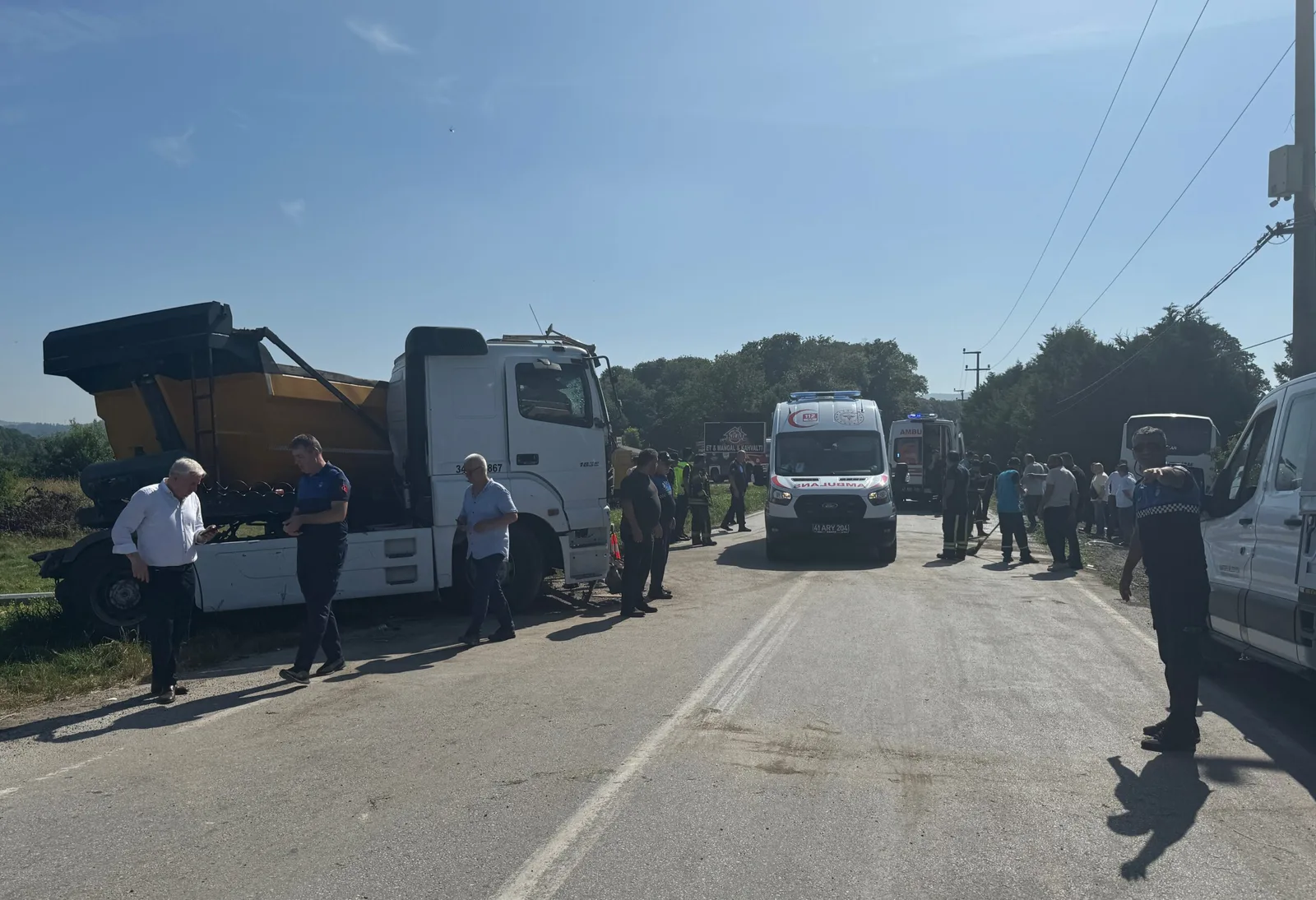 Tır ile servis minibüsünün çarpıştığı kazada 26 kişi yaralandı