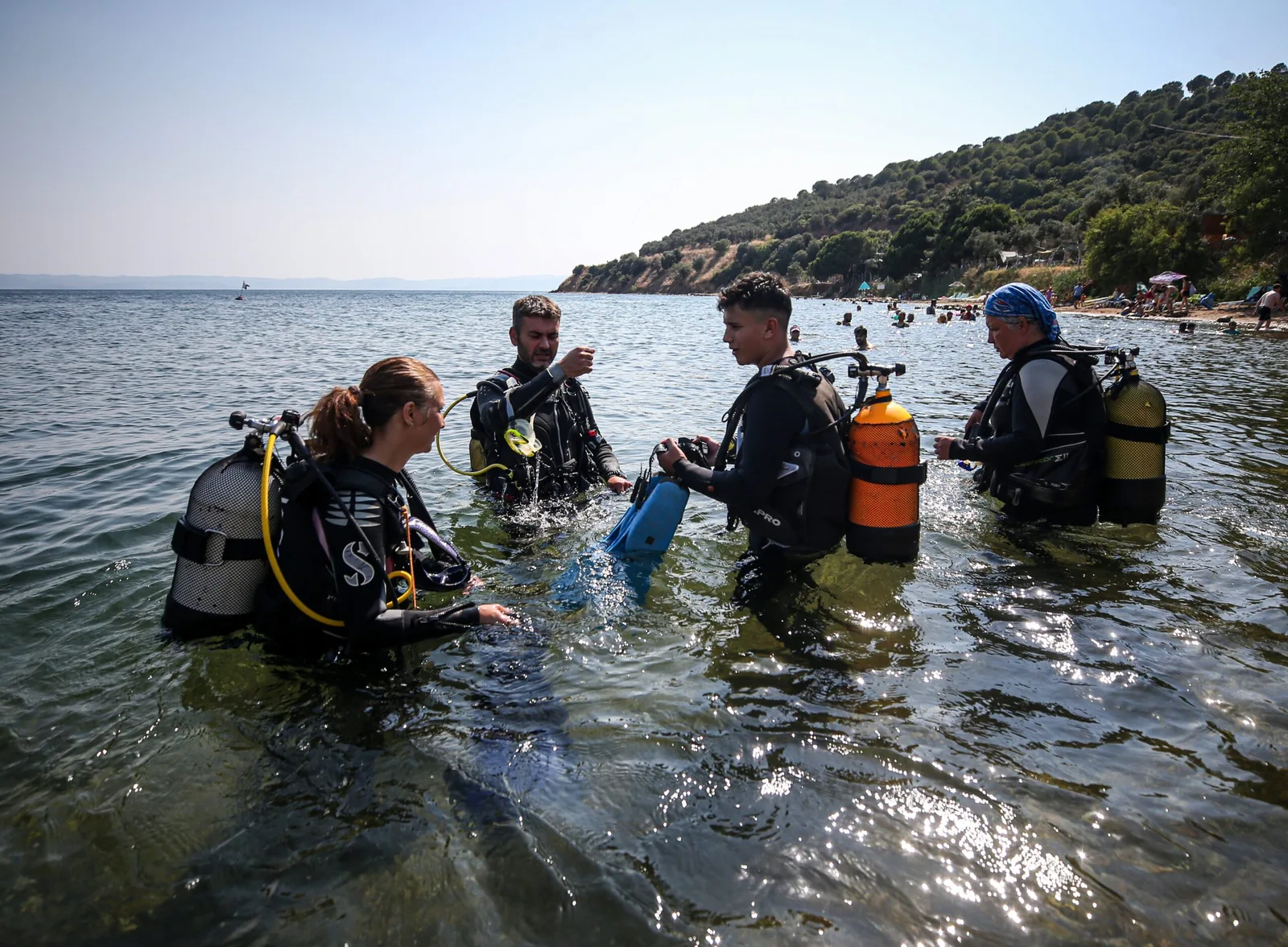 Hem dalgıç yetiştiriyor hem de Marmara Denizi'nin su altı yaşamına dikkati çekiyor