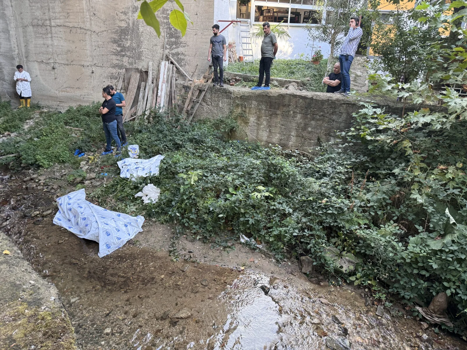 Dere içinde erkek cesedi bulundu