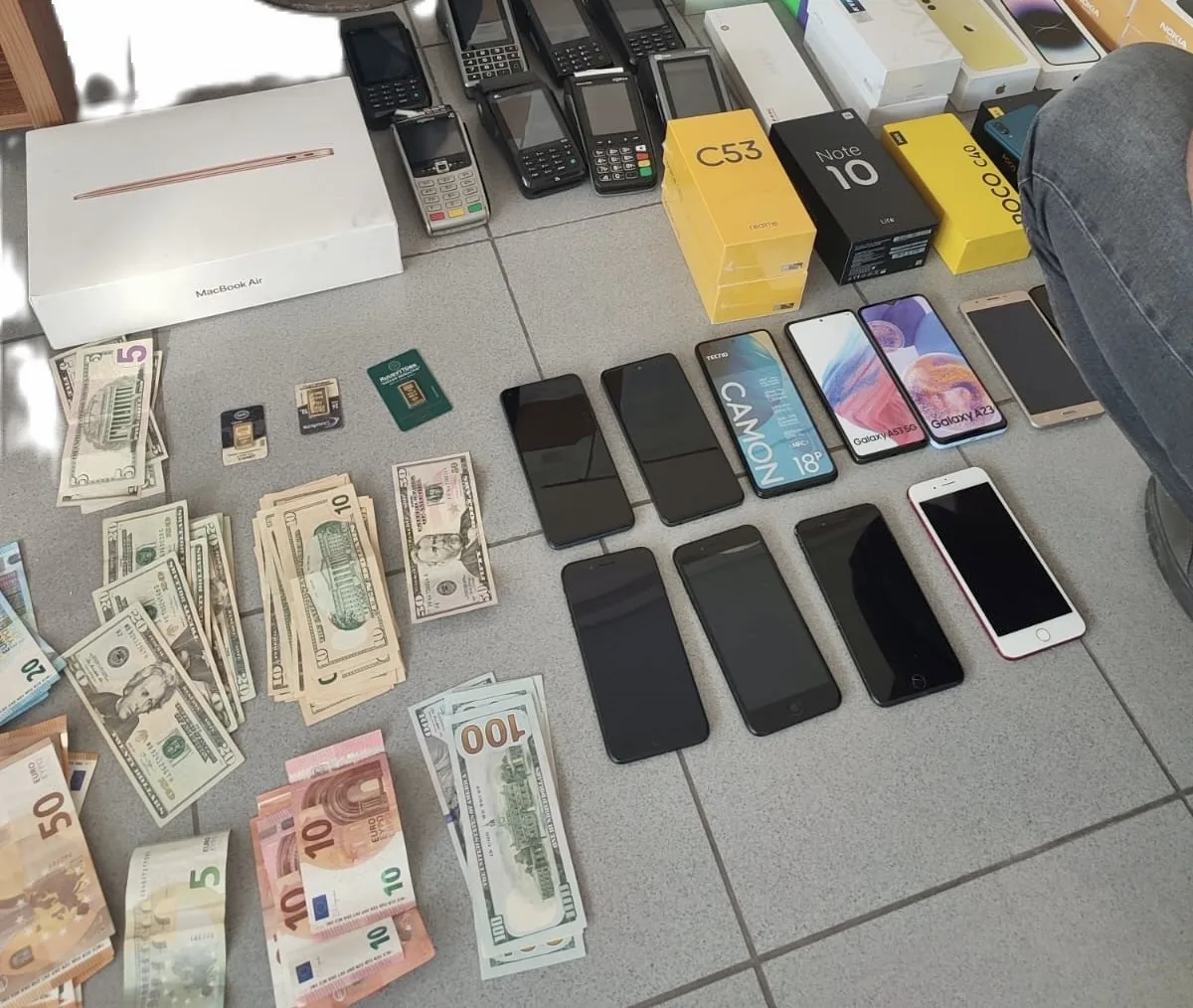 Müşterilerini dolandırdıkları iddia edilen cep telefonu bayisi 3 kardeş Isparta'da yakalandı