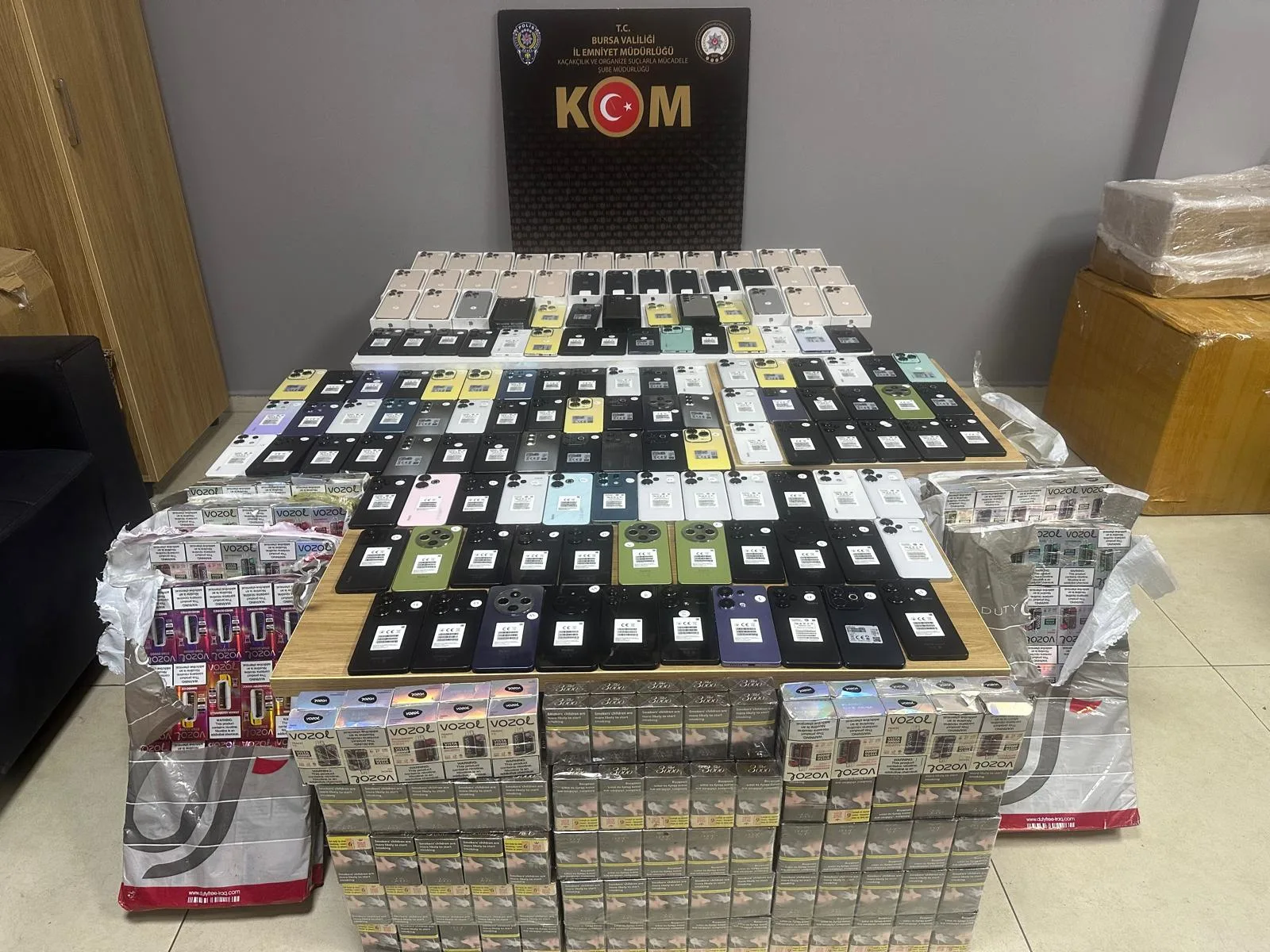İnegöl'de yolcu otobüsüne gizlenen kaçak cep telefonu ve sigaralar ele geçirildi
