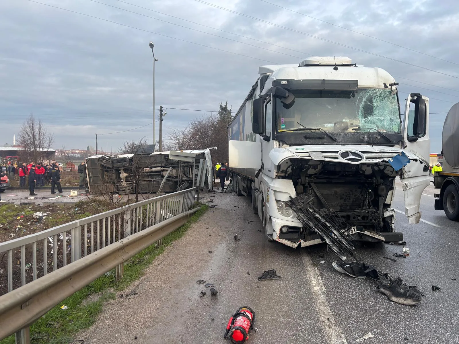 Okul servisi ile tırın çarpışması sonucu 26 kişi yaralandı