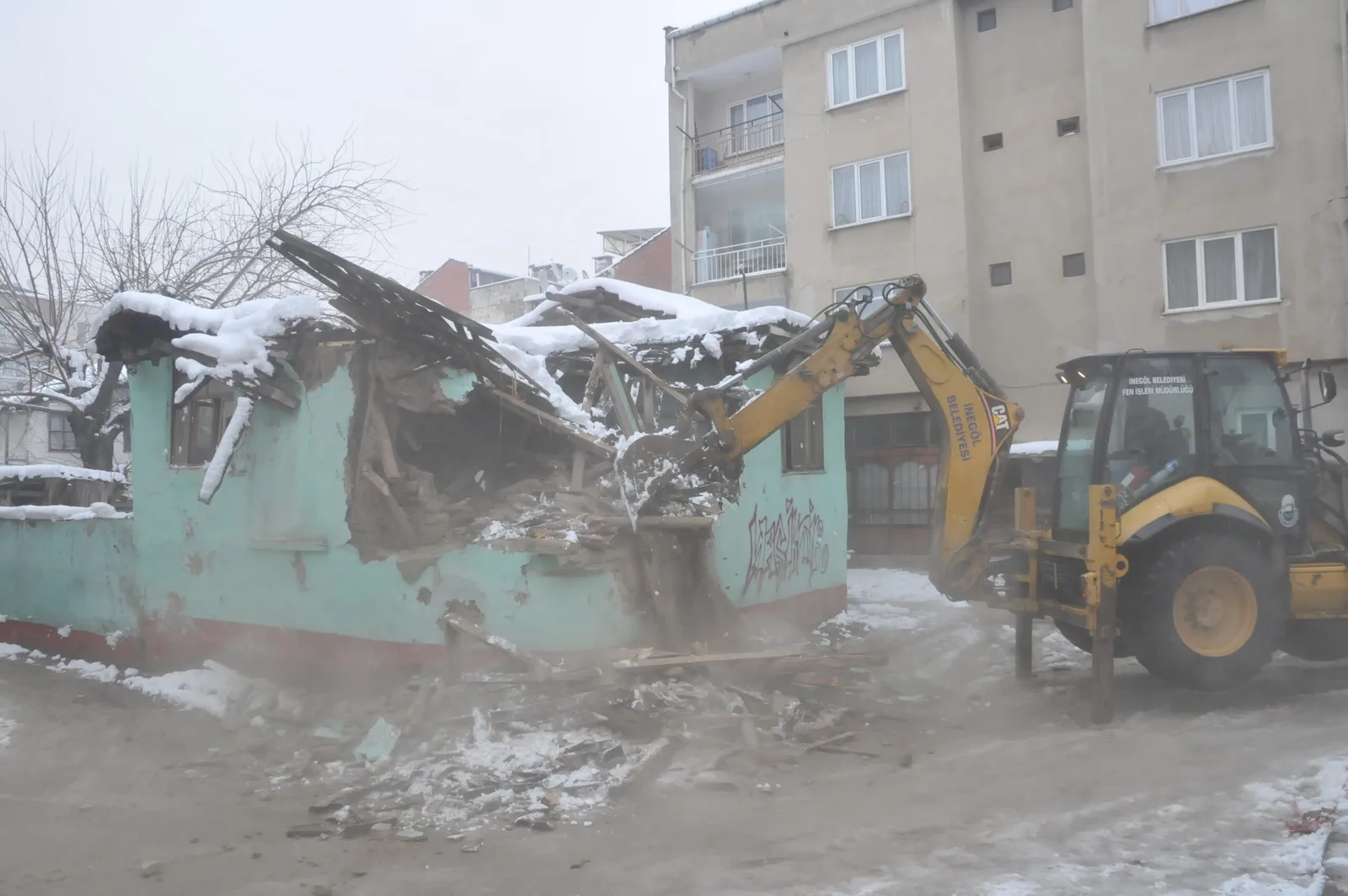 Sinanbey’de metruk bina yıkımı