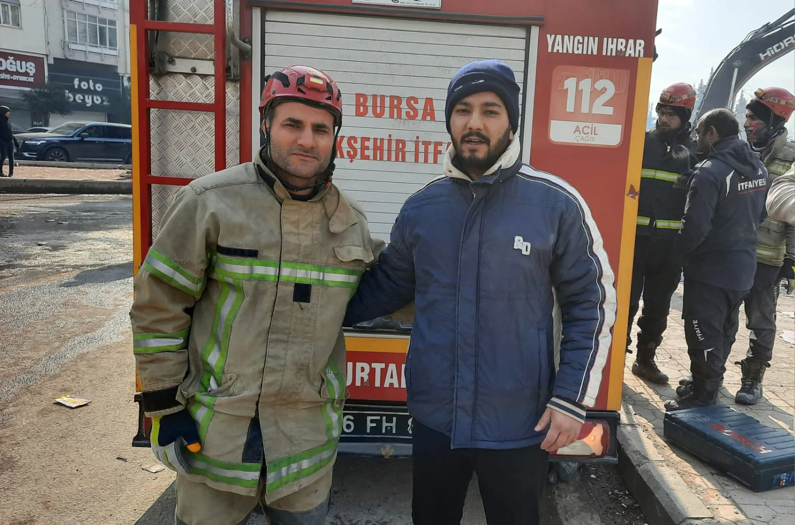 Bursa'dan karlı yolları aşıp ulaştıkları deprem bölgesinde afetzedelere umut oldular
