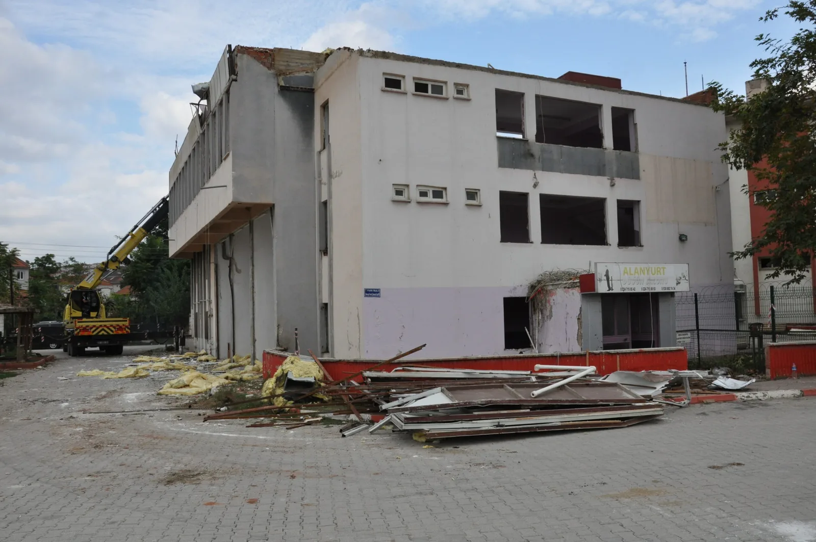 Dayanıksız binalar yıkılıyor