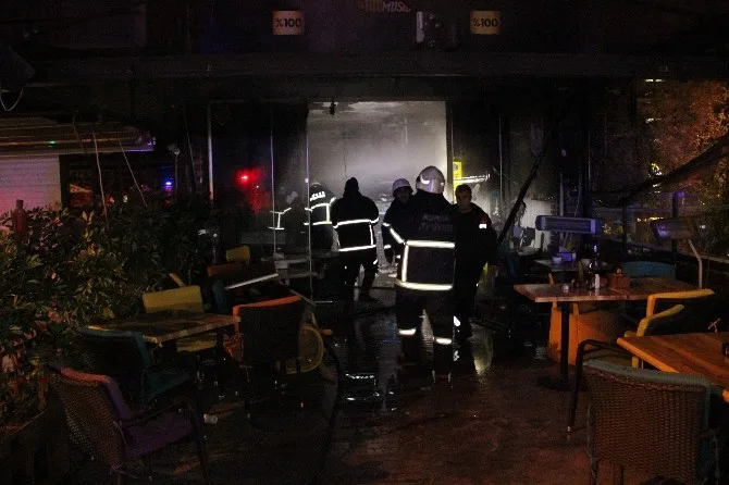 Adanada Bir Cafe-Bar Yandı: 1 Kişi Dumandan Etkilendi