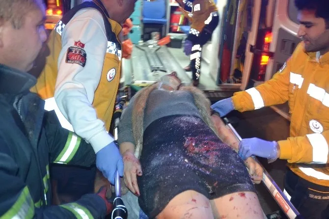 Adanada Direksiyon Hakimiyetini Kaybeden Otomobil, Park Halindeki Kamyonetlere Çarptı: 1 Kişi Ağır Yaralı