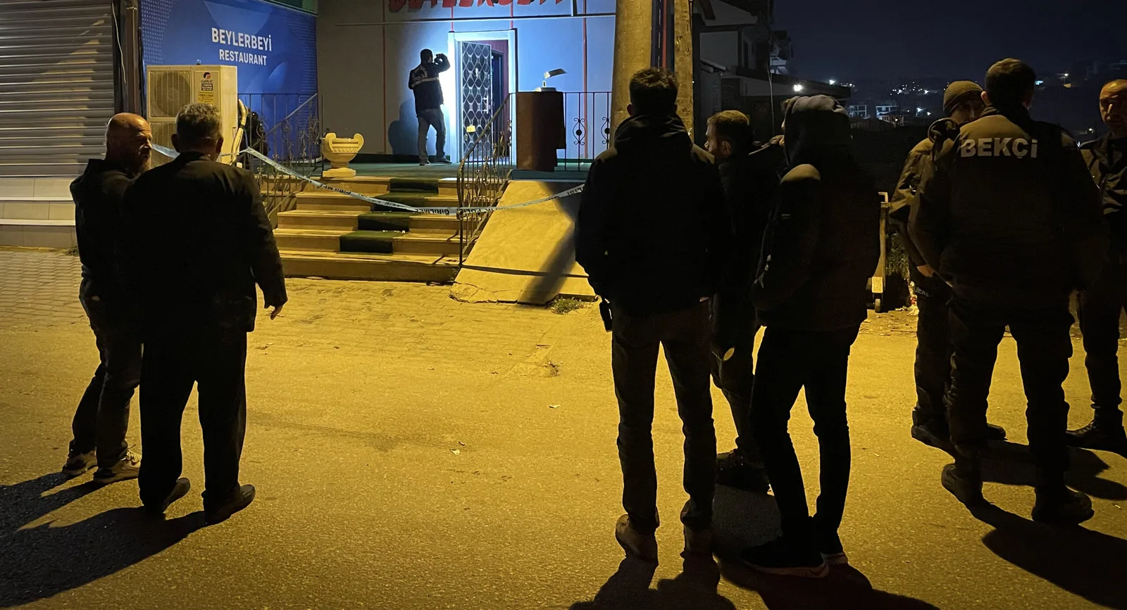 gece kulübüne düzenlenen silahlı saldırıda 3 kişi ağır yaralandı
