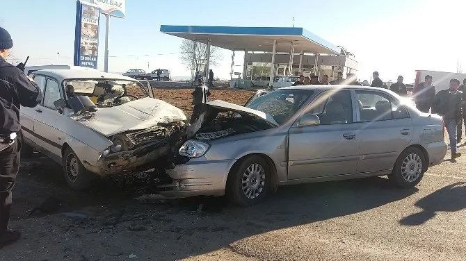 Adıyamanda 3 Otomobil Çarpıştı: 2 Yaralı