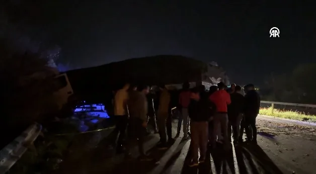 Tırla çarpışan otomobildeki 2 kişi hayatını kaybetti