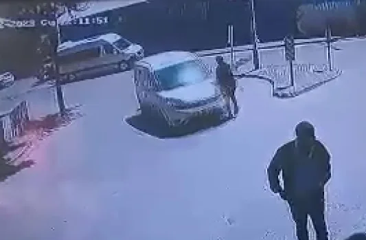 Hafif ticari aracın çarparak altına aldığı kişiyi vatandaşlar kurtardı