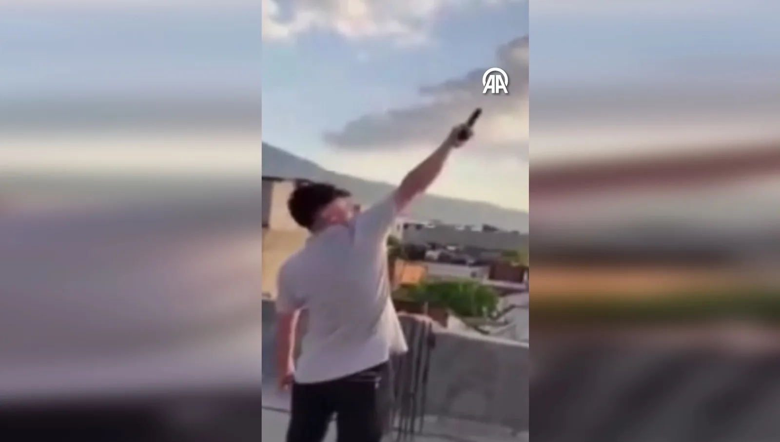 Evinin çatısından tabancayla ateş eden kişi gözaltın alındı