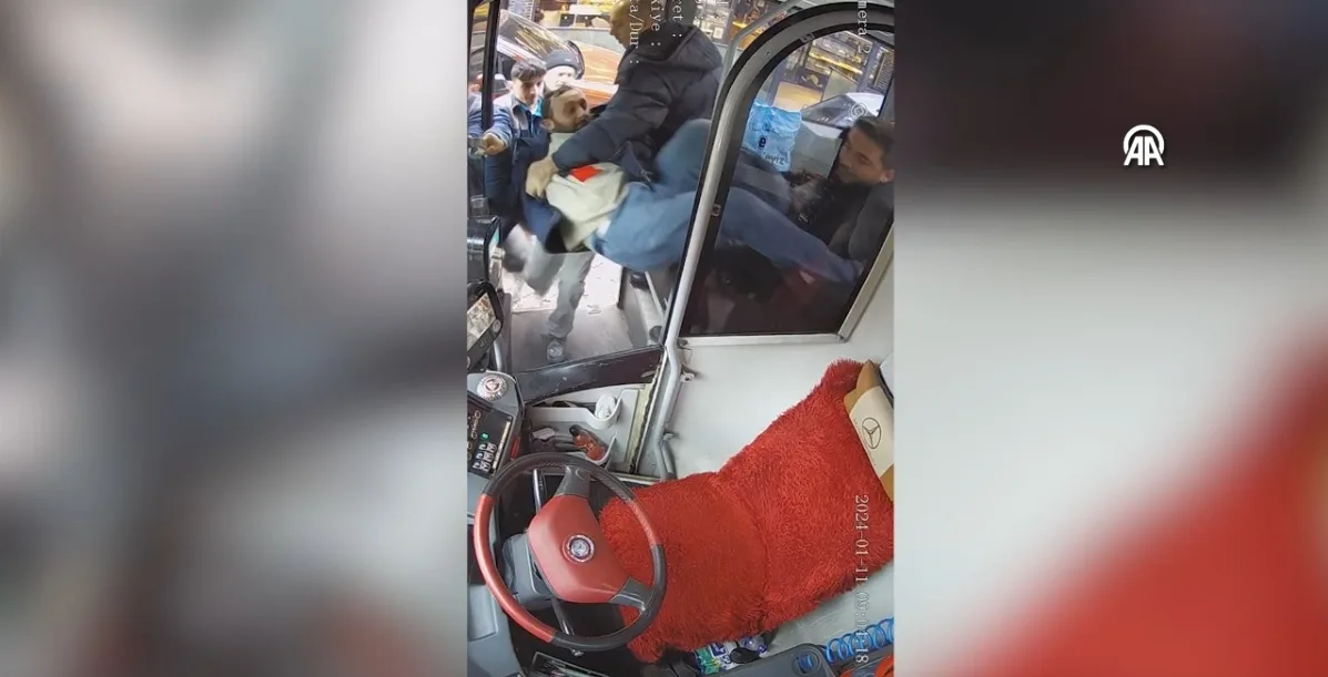 Otobüs durağına araç park eden kişileri uyaran şoförün darbedilmesi kamerada
