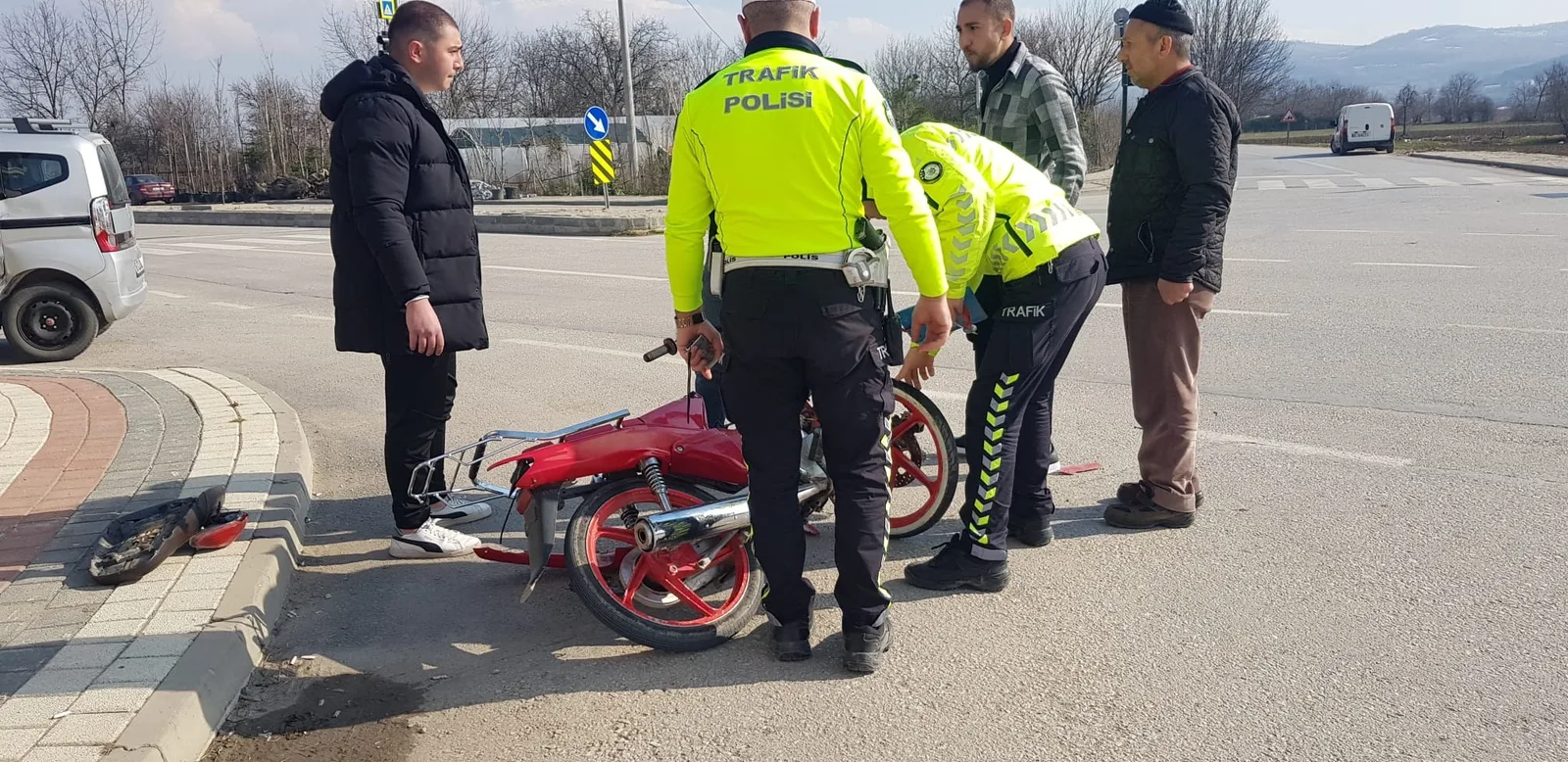 Çalıntı motosiklet ile kazaya karışan 2 genç yaralandı
