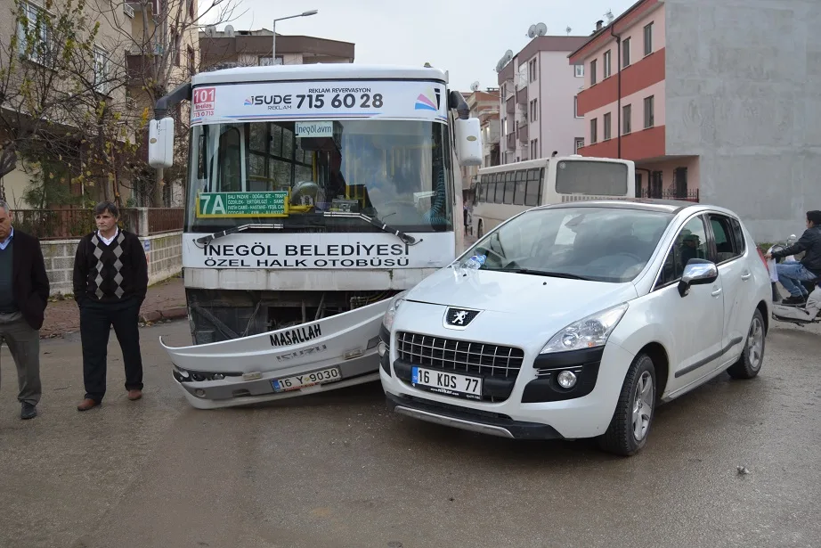 Halk otobüsü ile otomobil kafa kafaya çarpıştı