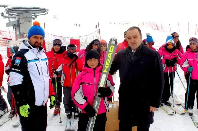 Ağrıda 7 Spor Kulübüne Malzeme Desteği